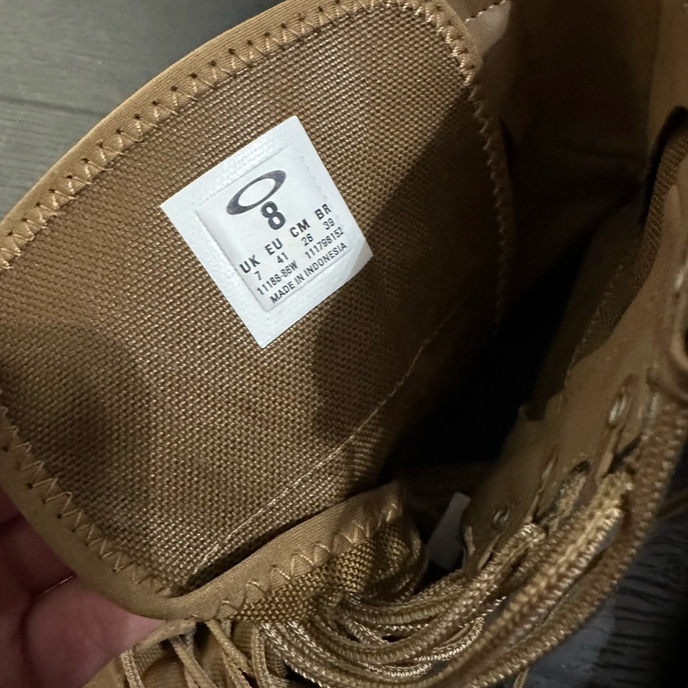 Men’s Oakley Desert Tan boots, size 8.